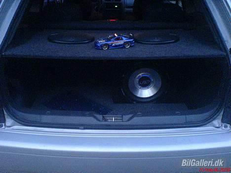 Mazda 323 - SOLGT - Jeg var egentlig på jagt efter en RX-7 som den her da jeg sku købe bil, men faldt så over denne smukke 323 istedet for:) billede 6