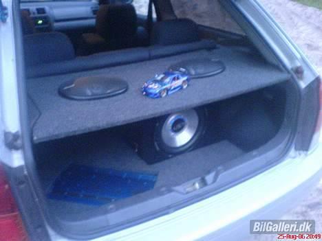 Mazda 323 - SOLGT - Der er ikke gjort det store ud af det, men det ser da ganske fornuftigt ud og Phoenix Gold lyder sgu godt... billede 7