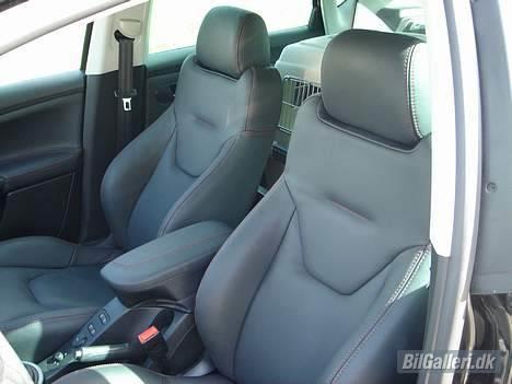 Seat Altea "SOLGT" - Sort læder / Røde sygninger. billede 7