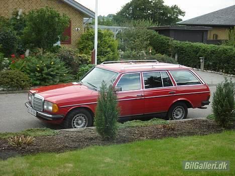 Mercedes Benz w123  SOLGT - dagen da jeg fik den billede 2