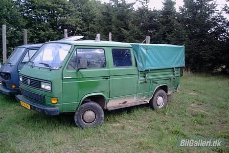 VW Syncro "Grünehild" SOLGT - Sidebars fra en "Magnum" model prøvemonteret, skal have lavet rust før de sættes på permanent. I baggrunden reservedelsbilen. billede 11