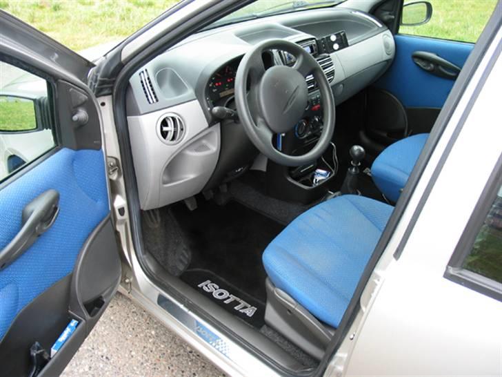 Fiat PUNTO SX 1.2 8V 5 Dørs  - Her ses så mit interiøre der skal jeg forøvrigt have fundet nogle nice crome lister til forneden nogle hints ? billede 6