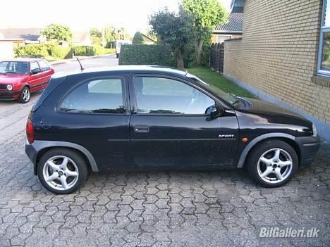 Opel Corsa B 1.4 16v - Jaaa. Lidt kedelig, men den skal nok blive flot, bemærk den blege plastik kant ved skærmene. 300 grader med en varmepistol, så er de så sorte som fra ny. billede 1