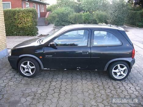 Opel Corsa B 1.4 16v - Fra siden, Ham jeg købte den af havde været igang med at lave rust. Eller ? Male det over! billede 4