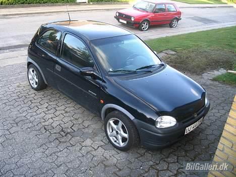 Opel Corsa B 1.4 16v - Da jeg købte den, "Sport"+Dør liste er nu fjernet. billede 5