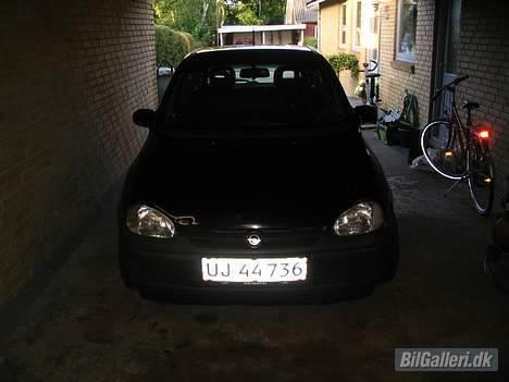 Opel Corsa B 1.4 16v - Da jeg købte den. Bemærk bule ved den ene lygte. billede 6