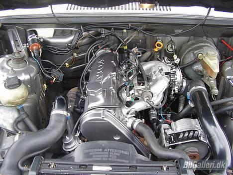 Volvo 740 tic.    solgt - motor rum pt. der er blevet forkromet en del ting men det er lidt svært at se på billede billede 14