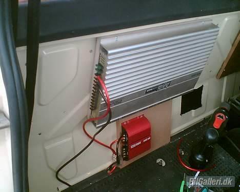 VW Transporter T4 (DØD) tota - den lille røde forstærker bliver skiftet ud igen er ikk stor nok.. billede 9