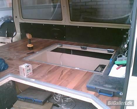 VW Transporter T4 (DØD) tota - så er gulvet næsten færdigt, men mangler lemmen, bliver lavet senere på dagen billede 11