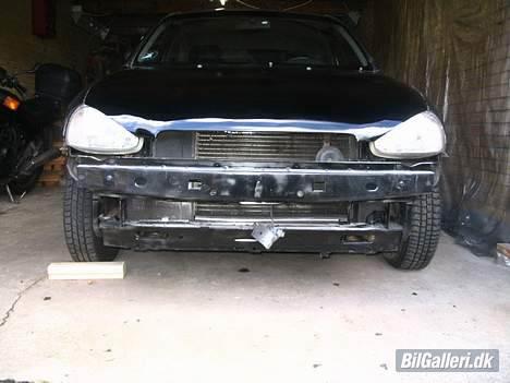 Opel Corsa B 1.4 16v - Motorhjelm monteret, den er sød ikk? billede 18