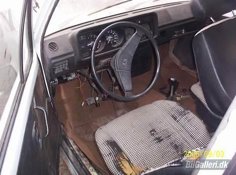 VW golf 1(solgt) - dog en mølædt og muggen kabine billede 7