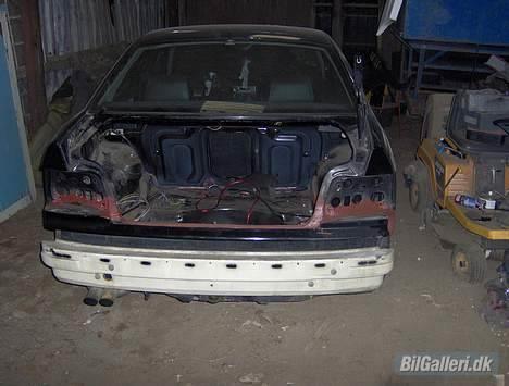 BMW e36 sedan *solgt* - 325i e36 som jeg er igang med.. fået nyt bagagerum, panel, skærmkanter og en del andet. og så skal den lige omlakkerers billede 10