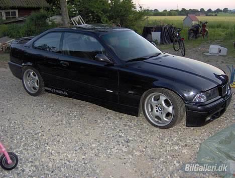 BMW e36 sedan *solgt* - min nye bimmer. 325i m. vanos. og alt i udstyr. har siden fået 18" m3 evo fælge på den billede 11