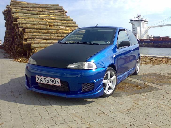 Fiat Punto 60 SX (Solgt) - Bad boy look + mat sort hjelm..... synes det er blevet meget fedt.. ;) billede 1