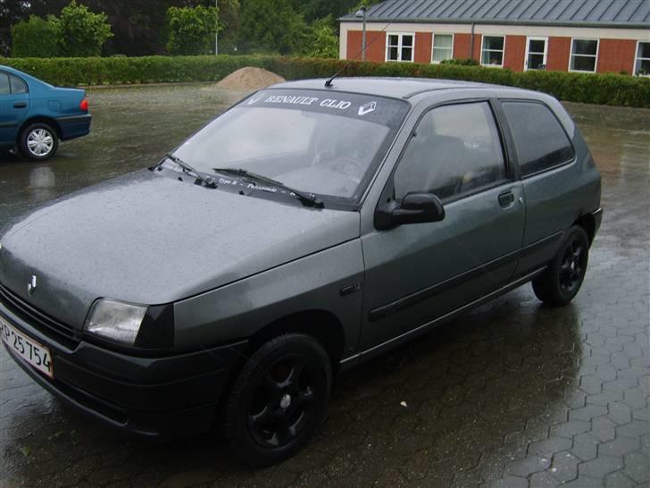 Renault Clio 1,2RL -(SOLGT)- - Clio´en set skråt forfra billede 1