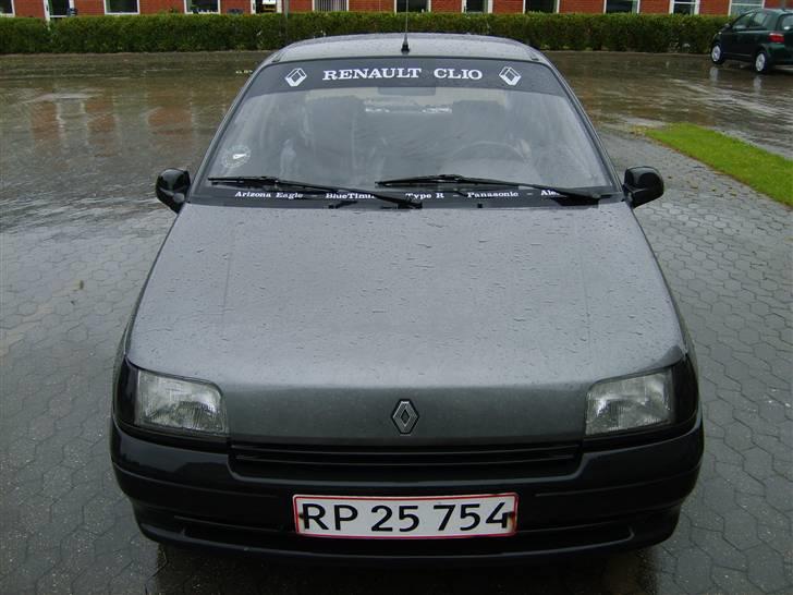 Renault Clio 1,2RL -(SOLGT)- - Clio´en set forfra  billede 2