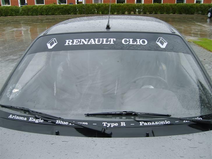 Renault Clio 1,2RL -(SOLGT)- - Mine streamers i forruden...lidt reklame er altid godt  billede 3