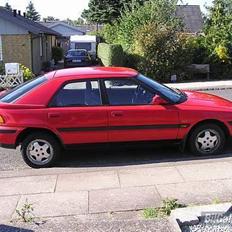 Mazda 323F 1,6i **SOLGT**