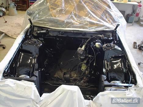 Volvo 244 Turbo SMADRET.. - Så fik jeg malet motor rummet sort, så det passer med farven på resten af bilen ser noget bedere ud nu (-: billede 4