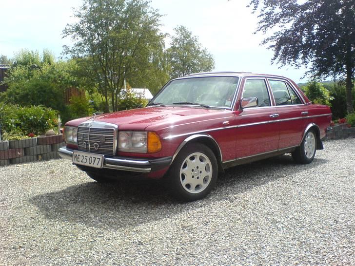 Mercedes Benz W123 240D  **1.200.000 km - Nyt billed fra den 6. Juli hvor der er blevet lagt mange timers polering i den, resultatet kan man så også se, kanon flot stand den står i. billede 1