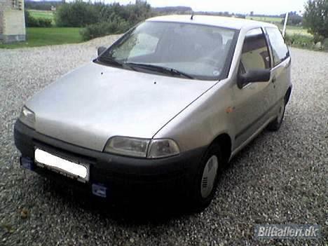 Fiat Punto 60 FÆRDIG/Solgt - Ja man kan godt se bulen foran her.. og at det ikke er HELT den samme maling som den orginale billede 5