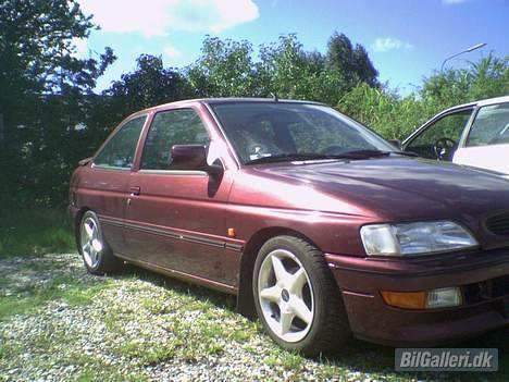 Ford Escort 1,8i Sport *SOLGT* - På jobbet - lige efter jeg havde sænket den billede 1