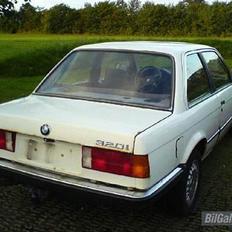 BMW 320i E30
