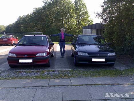 Peugeot 306 XR 'solgt' - Min dejlig veninde der står med Patricks og min bil - twins :P (set bort fra farven) hehe billede 6
