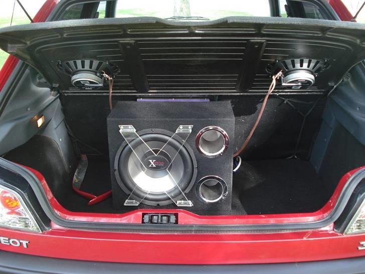 Peugeot 306 XR 'solgt' - Det er så bilen i 2007, hvor den har fået baglygter og alufælgene på igen :D billede 7