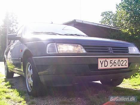 Peugeot 405 GR »Skrottet« - Bilen forfra med lyset tændt.. billede 6