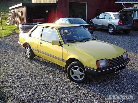 Opel Ascona C  "Den Gule Enke" - Lidt feesen farve, og den ska smide i kælderen bl.a .. Mads Bimmer i baggrunden :D billede 2