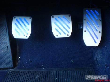 Mitsubishi Colt 1,3 GL (kørt i sænk) - så kom der nye pedaler i bilen med blåt lys  billede 8