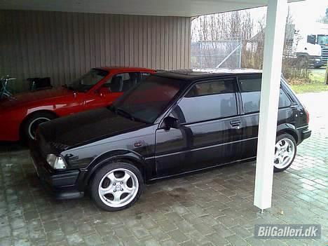 Toyota Starlet 1.3 S *SOLGT* - Min fars Porsche 944 TARGA i bargrunden - dejlig vogn ;) billede 8