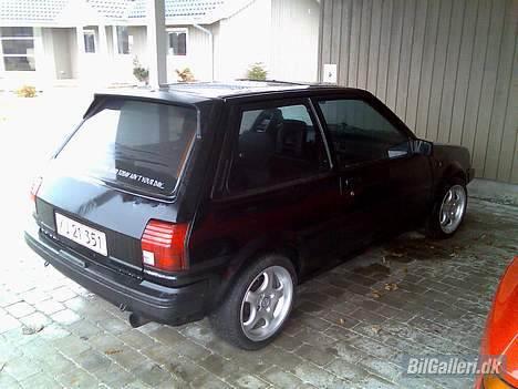 Toyota Starlet 1.3 S *SOLGT* - Ganske fine fælge til den lille bil. Lidt tysker-stil er der jo over den ;). billede 9