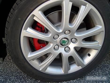 Skoda Octavia 2,0 Tdi RS Solgt - Herre store bremser og røde kalibre fordi det er RS i Diesel, RS i benzin udgaven er grønne!!! billede 5