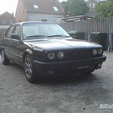 BMW E 30 SKROTTET