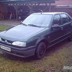 Renault 19 1.4 RN Sat træskoene