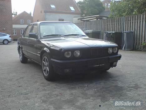 BMW E 30 SKROTTET - da jeg fik den billede 1
