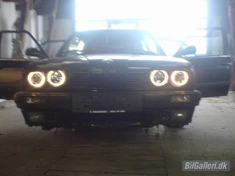 BMW E 30 SKROTTET - de nye forlygter billede 3