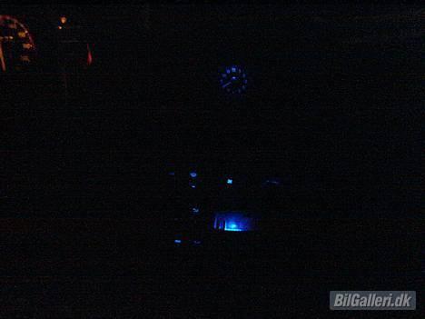 Opel Kadett E CC - De blå dioder i Blæser reguleringen, askebægeret, uret og i cigarettænder, skal dog have fat i en lidt kraftigere diode hertil. Men ser alt i alt ret cool ud! Billedet taget med Sony Ericsson K750i! billede 11