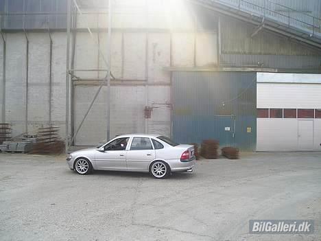 Opel Vectra B - SOLGT - Spoileren på bagruden er midlertidig fjernet pga. montering af solfilm billede 10