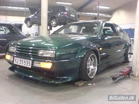 VW Corrado VR6 3,1 liters - Se hvor lav den er, selvom den står på bjælker for at kunne komme på liften! billede 3