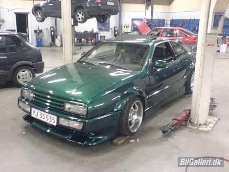 VW Corrado VR6 3,1 liters - Se hvor lav den er, selvom den står på bjælker for at kunne komme på liften! billede 4