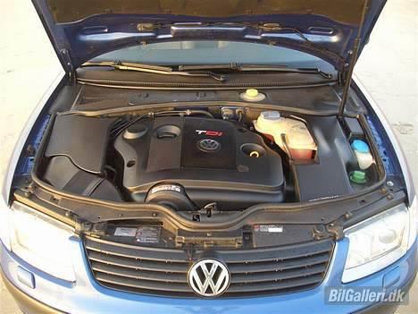 VW Passat 3B TDI TOTALSKADET - Motoren godt dækket af ;-) billede 3