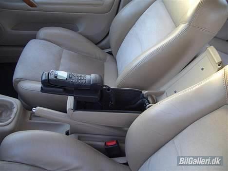 VW Passat 3B TDI TOTALSKADET - He he, det er sgu ikke en mobil der er tilsvarende vognen syntes jeg ;-) men det virker sgu upåklageligt med det indbyggede håndfri (telefonen er ALTID gemt af vejen, kun taget frem pga. fotograferingen, men en sjov gimik)) billede 14