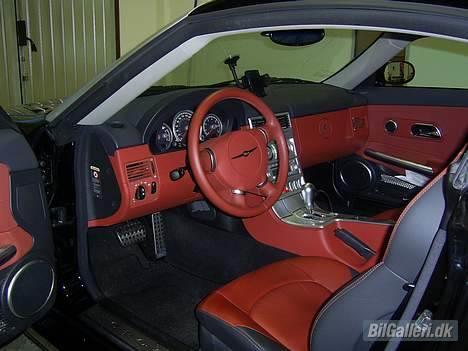 Chrysler crossfire - lækker kabine rød og sort..det spiller billede 6