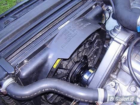 Volvo 740 tic.    solgt -  den 21-9 06. kom der el blæser på fra en 940 turbo den var nået besværligt og få til at passe og der er kun 1 cm ind til vandpumpen og 3-4 mm ind til kølern men det går lige. billede 16