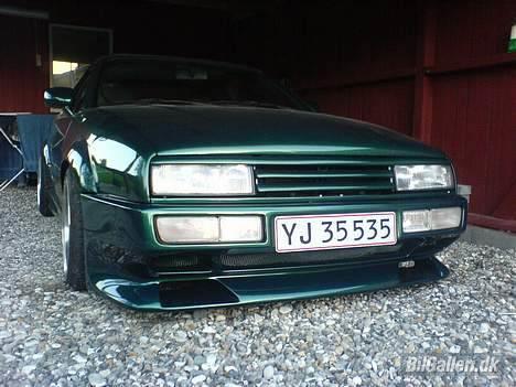 VW Corrado VR6 3,1 liters - Miss Corrado i hendes "hytte".. Prøv at se hvor lav den er! NICE! billede 8