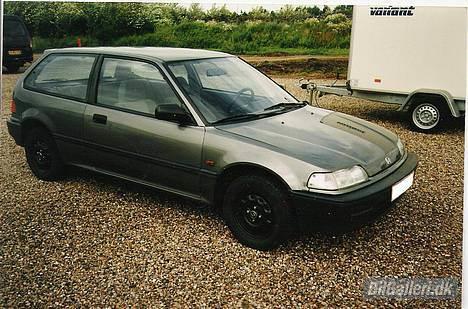 Honda Civic  - Sådanne så den ud da jeg hentede den, med rust og flere forskellige grå farver :-(( billede 10