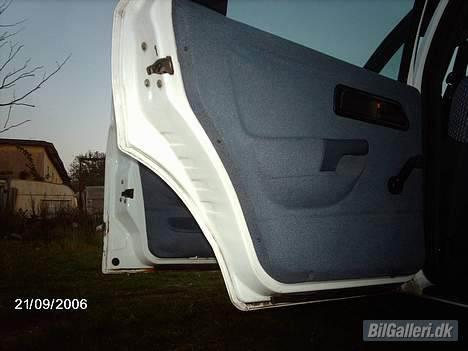 Ford Sierra Plaza - Sjældent at se SÅ pæne døre på sådan en ældre dusinbil. :) OGSÅ ENDDA EN HVID EN AF SLAGSEN :D:P billede 8